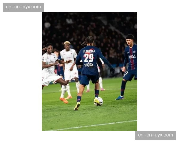 王嘉尔品牌与巴黎圣日耳曼联名,球员全员上身新球衣征战赛场 王嘉尔品牌与巴黎圣日耳曼联名,球员全员上身新球衣征战赛场