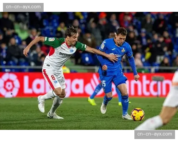 终场哨响,赫塔费老将海梅·马塔被替换下场时接受全场掌声 终场哨响,赫塔费老将海梅·马塔被替换下场时接受全场掌声