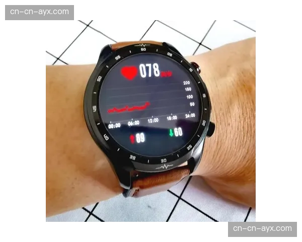 转播画面捕捉：场边队医通过平板接收来自可穿戴设备发出的球员实时心率警报